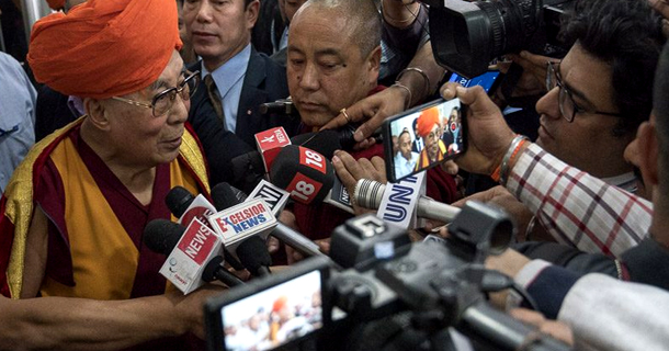记者们正在访问尊者达赖喇嘛。照片：西藏日志