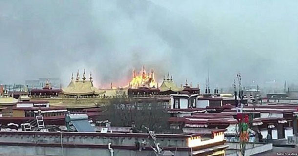 2月17日傍晚西藏首府拉萨大昭寺发生火灾。照片：西藏之页
