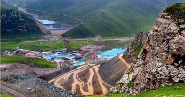 阿尼玛卿神山非法滥采铜矿而导致当地生态环境遭受严重破坏的行为
